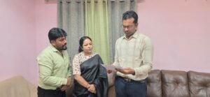 टी ज्योति पार्षद द्वारा छत्तीसगढ़ राज्य अक्षय ऊर्जा विकास अधिकरण अधिकारी राजेश सिंह राणा को सौंपा गया ज्ञापन।