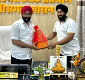 अल्पसंख्यक आयोग के अध्यक्ष अमरजीत छाबड़ा से मंडल अध्यक्ष मनप्रीत ब्रोका ने की सौजन्य भेट।