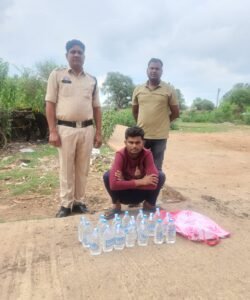 चिखलाकसा सब्जी मंडी के पीछे अवैध शराब के साथ युवक गिरफ्तार, 20 अद्धी देशी शराब जब्त, टीआई अविनाश सिंह ने की कार्यवाही।
