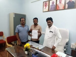 आजाद नगर में पानी की समस्या को लेकर भाजपा युवा नेता सोमेश जायसवाल ने नपा अध्यक्ष को सौंपा ज्ञापन।