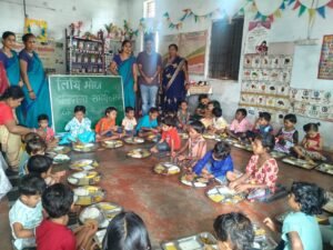 भाजपा मंडल मंत्री समर्थ लाखानी ने अपने जन्मदिन पर बच्चों के बीच सेवा और स्नेह का किया अनूठा आयोजन।