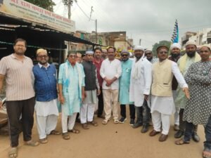ईद-मिलाद-उन-नबी पर कुसुमकसा में निकला भव्य जुलूस, भाजपा नेता संजय बैस व संतोष जैन ने किया शरबत वितरण, जमात खाना में शौचालय निर्माण की हुई घोषणा।