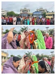 छत्तीसगढ़ तीर्थ योजना के तहत 75 श्रद्धालु अयोध्या-काशी रवाना, जिला पंचायत अध्यक्ष तारणी चंद्राकर एवं जनपद सभापति मंजू संजय बैस ने आरती उतारकर किया स्वागत, हरी झंडी दिखाकर बसों को किया रवाना।