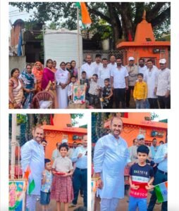 स्वतंत्रता दिवस पर वार्ड 4 में पार्षद संजीव सिंह ने ध्वजारोहण किया, साथ ही 18 मेधावी बच्चों को उपहार देकर सम्मानित किया।