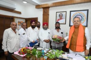 राजहरा परिवहन संघ दल्लीराजहरा के पदाधिकारियों ने सौरभ लुनिया जिला महामंत्री भाजपा के अगुवाई में डा रमन सिंह विधानसभा अध्यक्ष छ ग शासन से रायपुर निवास में सौजन्य  भेंटकर स्थानीयता को प्राथमिकता के आधार पर स्थानीय मालवाहक वाहनों को परिवहन कार्य दिलाये जाने की मांग पत्र सौंपा ।
