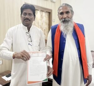 बीएसपी की अनुपयोगी 130 एकड़ जमीन को राजस्व विभाग में शामिल किए जाने को लेकर नगरपालिका अध्यक्ष तोरण लाल साहू ने कांकेर लोकसभा क्षेत्र के सांसद भोजराज नाग को ज्ञापन सौंपा।