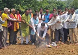 जुनवानी-चिखली सड़क का भूमिपूजन, 12 करोड़ से बनेगी सड़क; दो ब्लॉकों की दूरी होगी कम-संजय बैस (भाजपा नेता)