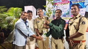 यातायात, साइबर एवं नशा मुक्ति जागरूकता अभियान के आयोजन पर पर्यावरण प्रेमी ने  किरण गंगाराम चव्हाण को रुद्राक्ष का पौधा भेंट कर जताया आभार।