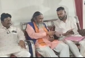 पैलेट प्लांट में श्रमिकों को केंद्रीय वेतन की जगह फैक्ट्री वेतन, खदान मजदूर संघ ने सांसद को सौंपा ज्ञापन।