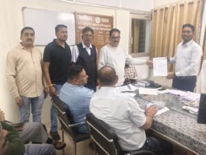 जमही टोल नाका में दल्ली राजहरा एवं आसपास के ग्रामीण क्षेत्रों के स्थानीय निवासियों को टोल टैक्स से छूट प्रदान करने की मांग को लेकर राजहरा व्यापारी संघ ने एसडीएम राजस्व आशीष कुमार पेन्द्रो को सौंपा ज्ञापन।
