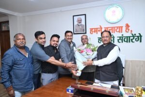 बिटुमिन की कीमतों में वृद्धि पर राहत देने के निर्णय का ठेकेदार संघ ने किया स्वागत, मुख्यमंत्री को पुष्पगुच्छ भेंटकर जताया आभार।