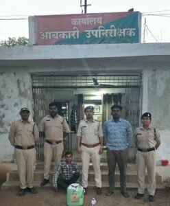 आबकारी विभाग दल्लीराजहरा की बड़ी कार्रवाई, 10 लीटर से अधिक कच्ची महुआ शराब के साथ एक गिरफ्तार।